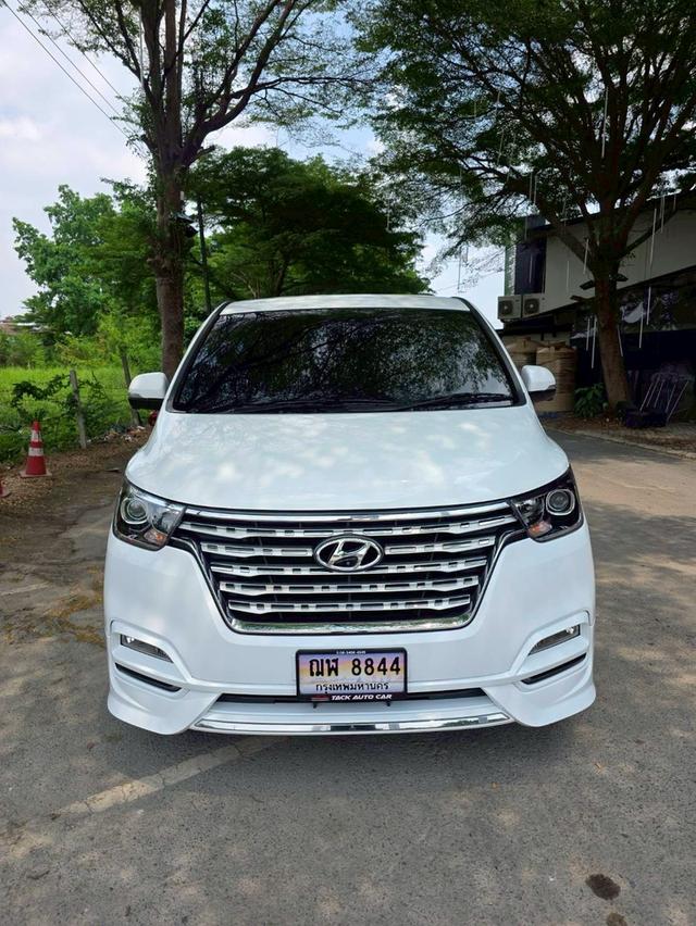 Hyundai H1 2.5 Grand Strarex vip ปี 2020 สีขาว รูปที่ 2
