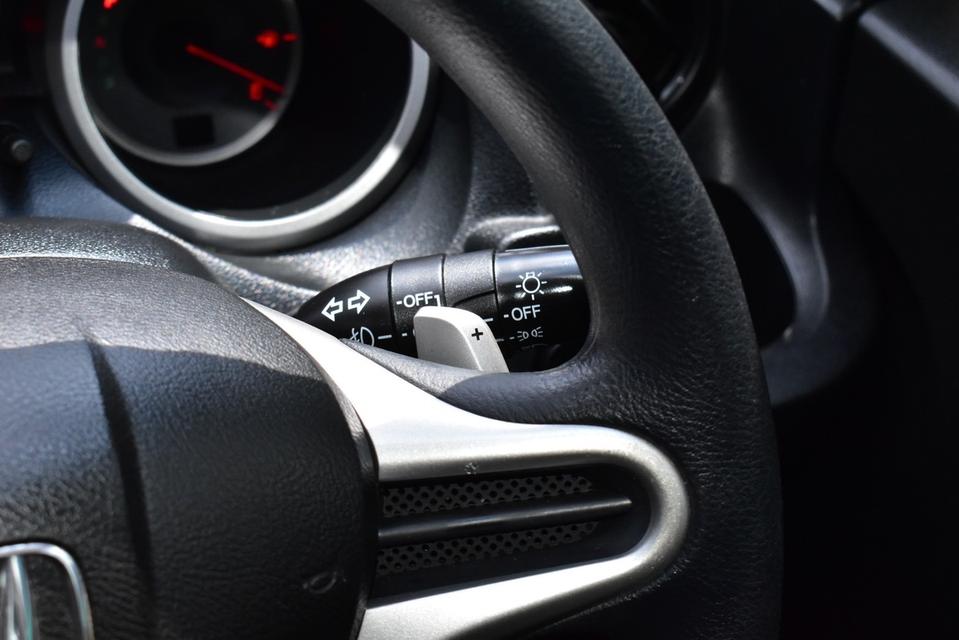 HONDA JAZZ 1.5SV 2011 เบนซิน 13