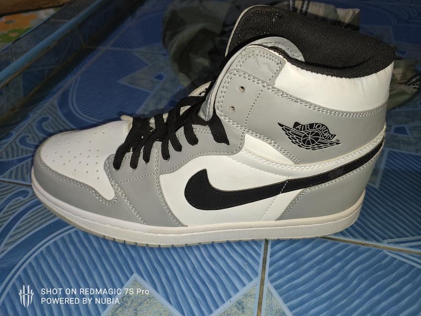 Nike Air Jordan 1 Mid "Light Smoke Grey