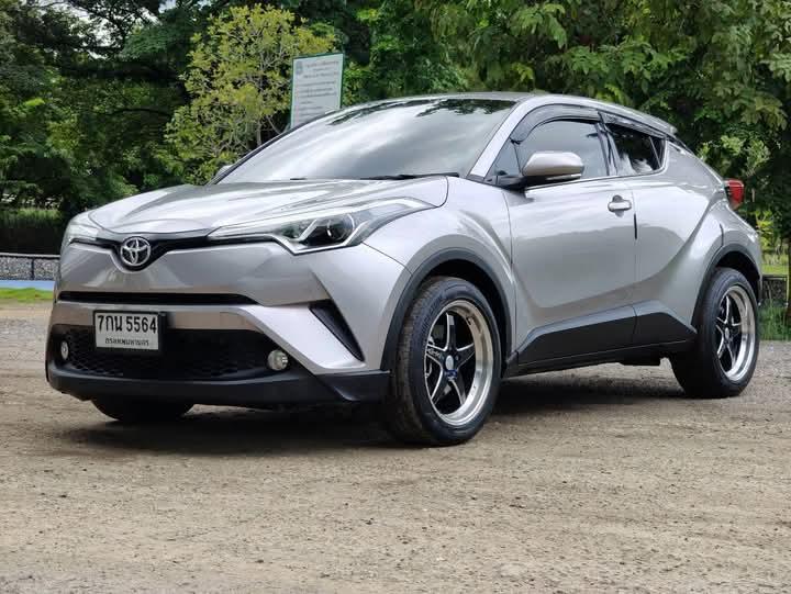 Toyota CHR สีเทา 2