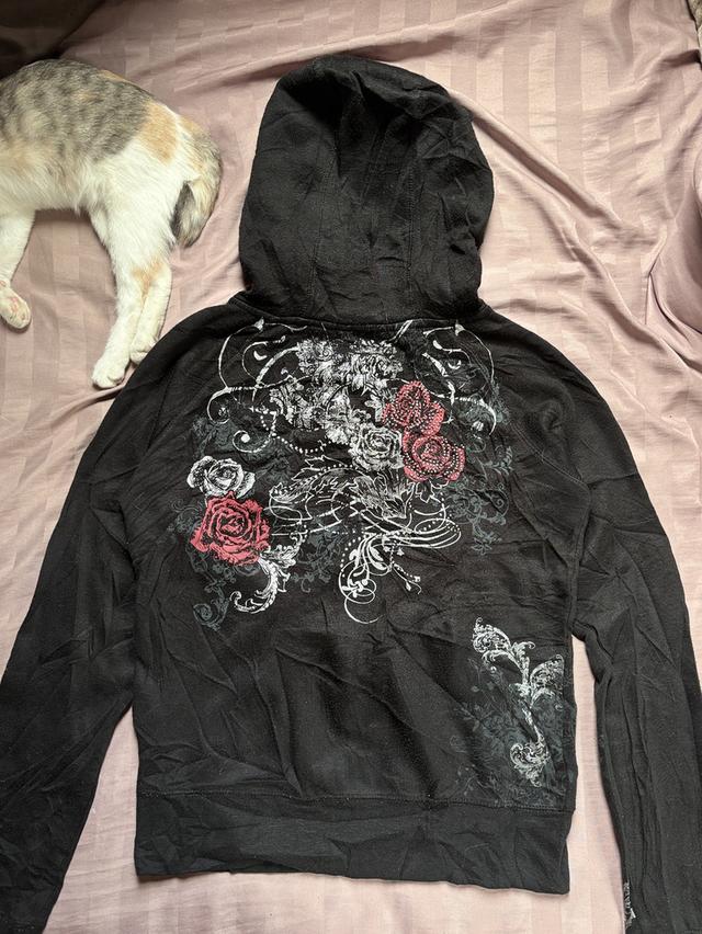ฮู้ดสีดำ ไซส์ M สไตล์  โกธิค y2k ลายกุหลาบสีเงินและแดง ลวดลายสวยงามหน้าหลงไหล รูปที่ 5