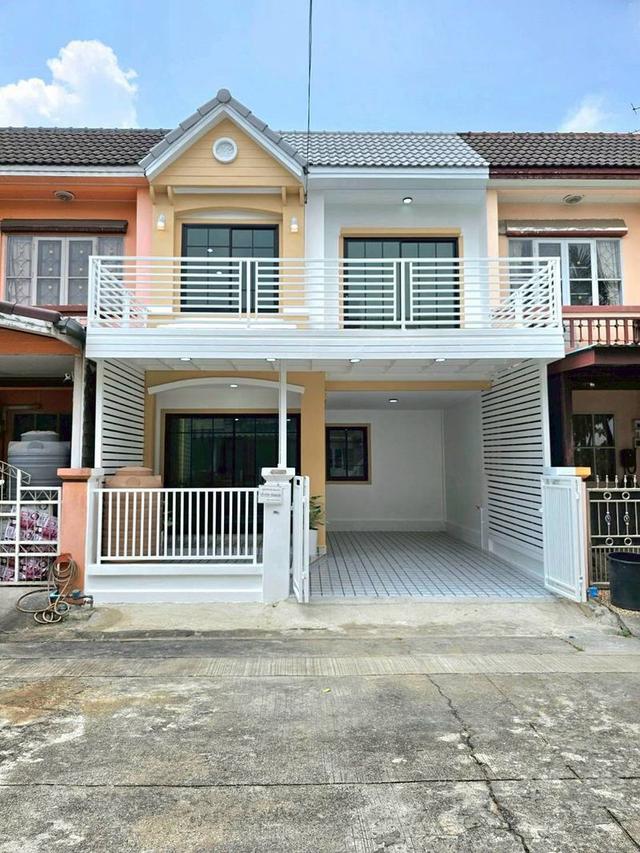 หมู่บ้านบุศรินทร์ ถนนบ้านกล้วย-ไทรน้อยทาวน์เฮาส์ 2  ชั้น มีระเบียงด้านหน้า ในโครงการ L&H ทำเลซอยบ้านกล้วย ใกล้รถไฟฟ้า 1