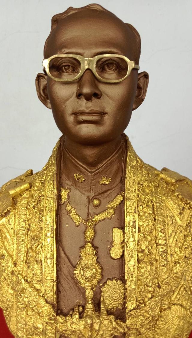 557.พระบรมรูปหล่อครึ่งพระองค์ในหลวงรัชกาลที่9 พระบาทสมเด็จพระปรมินทรมหาภูมิพลอดุลยเดช พร้อมกรอบกระจก