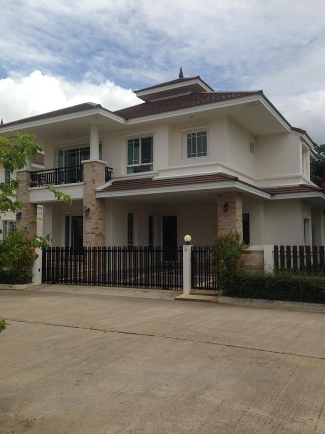 บ้านเดี่ยว 2 ชั้น ที่ดิน 88.1 ตรว 3 ห้องนอน ห้องครัว ห้องรับแขก ห้องเก็บของ 4 ห้องนำ้ โรงจดรถ 2 คัน ในหมู่บ้านวชัญญาเลควิลล์ บึงพระ พิษณุโลก 1