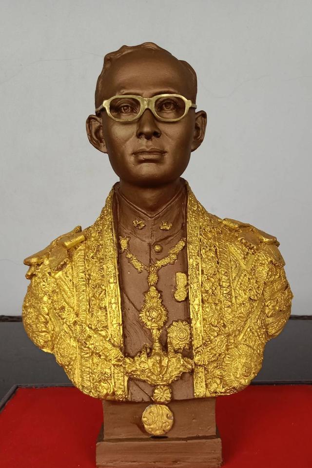 557.พระบรมรูปหล่อครึ่งพระองค์ในหลวงรัชกาลที่9 พระบาทสมเด็จพระปรมินทรมหาภูมิพลอดุลยเดช พร้อมกรอบกระจก