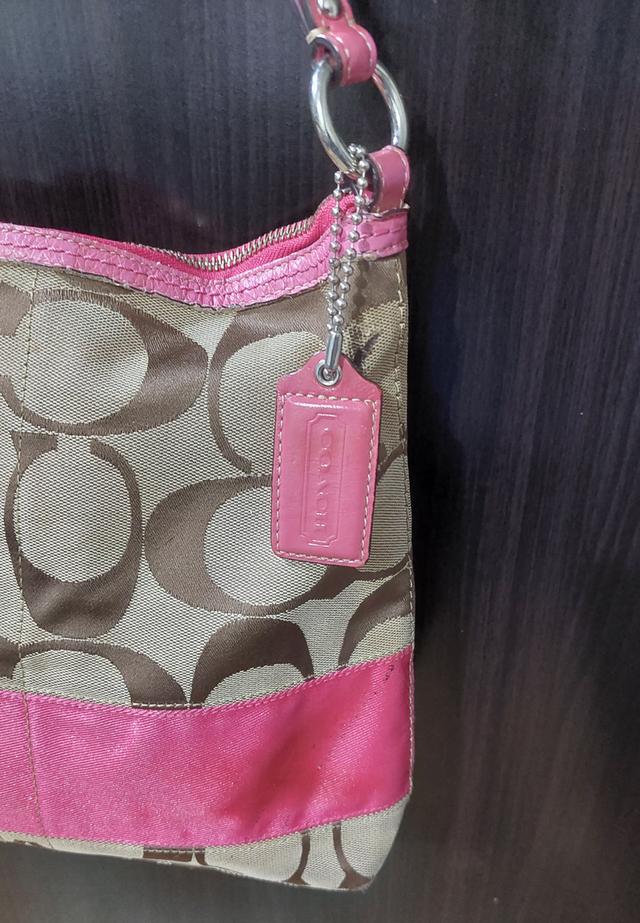กระเป๋าสะพายไหล่ Coach รุ่น Signature Stripe Hobo ดีไซน์ยอดนิยมจากช่วงยุคปี 2009(F13674) ผ้าแคนวาสลาย C สีน้ำตาลกากีแถบคาดสายสะพายหนังสีชมพู รูปที่ 5