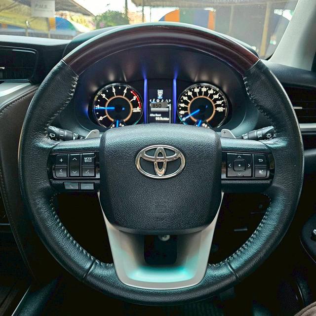 TOYOTA FORTUNER 2.4 V ปี 18 AT 12