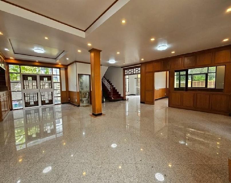 ให้เช่าบ้านเดี่ยว 3 ชั้น หลังใหญ่ พื้นที่ดิน 111 ตารางวา ซอยลาดพร้าว 93 ไม่มีเฟอร์นิเจอร์ / แอร์ 7 เครื่อง จอดรถได้ 4 คัน อยู่อาศัย หรือ เป็นสำนักงาน 3