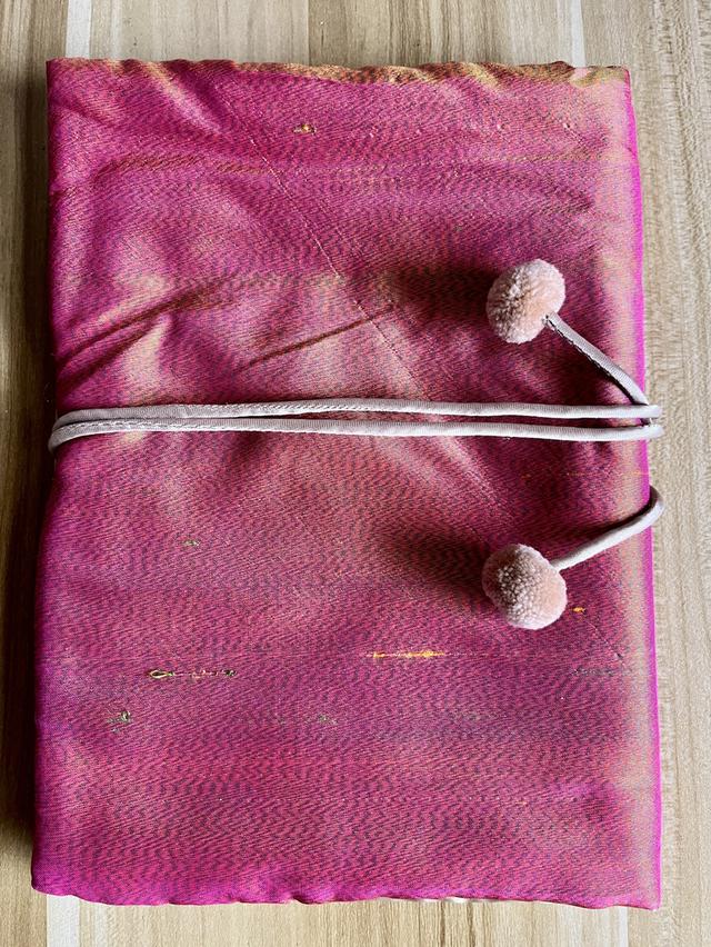 ธนบัตรที่ระลึก 100 บาท เฉลิมพระเกียรติสมเด็จพระนางเจ้าสิริกิติ์ฯ เฉลิมพระชนมพรรษา 6 รอบ ซองผ้าไหม รูปที่ 9