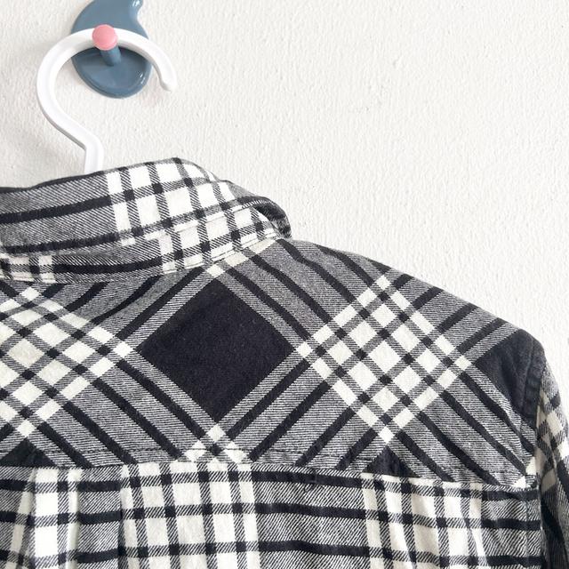 ยุนิS เสื้อเชิ้ตหญิงลายสก๊อตขาวดำ รูปย่อยที่ 4
