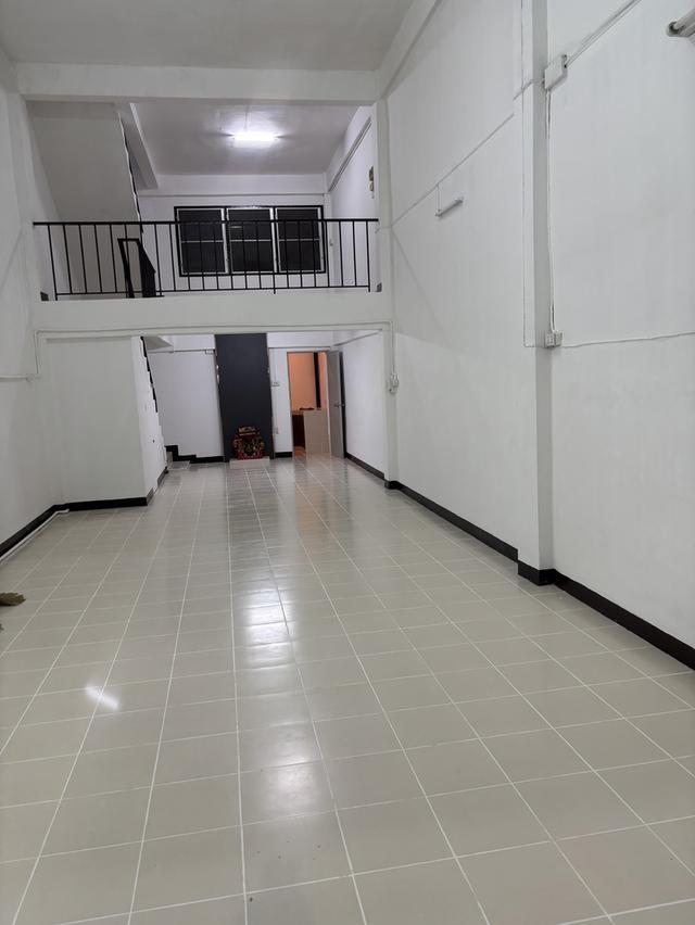 U1392 ให้เช่าอาคารพาณิชย์ 3 ชั้น ถนนเสรีไทย บ้านเปล่า ทำเลดีเดินทางสะดวกเข้าออกได้หลายทาง 8