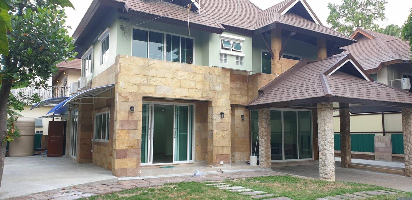 บ้านเช่าใกล้เลียบด่วนรามอินทรา ถนนนวลจันทร์ เนื้อที่ 90ตรว. 5ห้องนอน 3ห้องน้ำ แอร์ 5เครื่อง ตกแต่งใหม่ ทำเลดีมาก เข้าออกได้หลายเส้นทาง  2