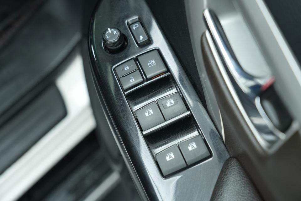 2019 TOYOTA FORTUNER 2.4 V 2WD SUV สีขาว เลขไมล์ 113171 กม. 18
