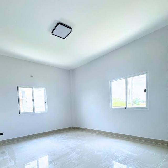 ราคา 1.59 ล้านบาท บ้านเดี่ยวมือหนึ่ง บ้านสวย บรรยากาศดี เนื้อที่กว้าง มีพื้นที่วิ่งเล่น พร้อมล้อมรั้ว ปูสวนหินรอบบ้านให้แล้ว พร้อมให้เข้าอยู่ 4