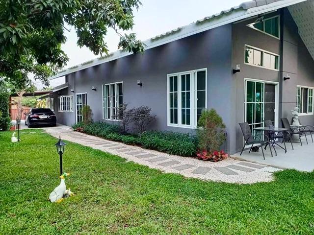 จัดเต็มเฟอร์ฯ แปลงยาว ฉะเชิงเทราให้เช่าบ้านรีสอร์ทสุดหรู 302ตร.วา. 902ตร.ม. รร.วัดหัวสำโรง 1.6 กม. พร้อมพื้นที่สวนขนาดเล 1