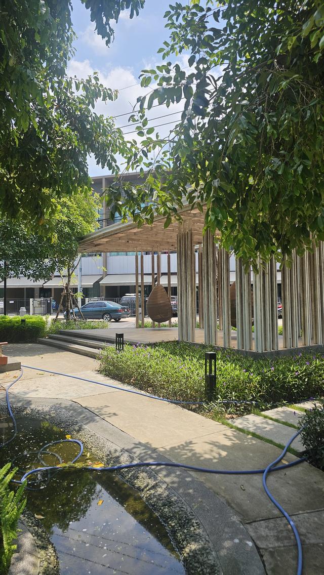 หมู่บ้าน บ้านกลางเมือง  ซอยกาญจนาภิเษก 23 แขวงทับช้างเขตสะพานสูง กรุงเทพฯ เลขที่ 99/51 ทาวน์โฮม 3 ชั้น 3 ห้องนอน 3 ห้องกินข้าวและห้องครัว ต่ 6