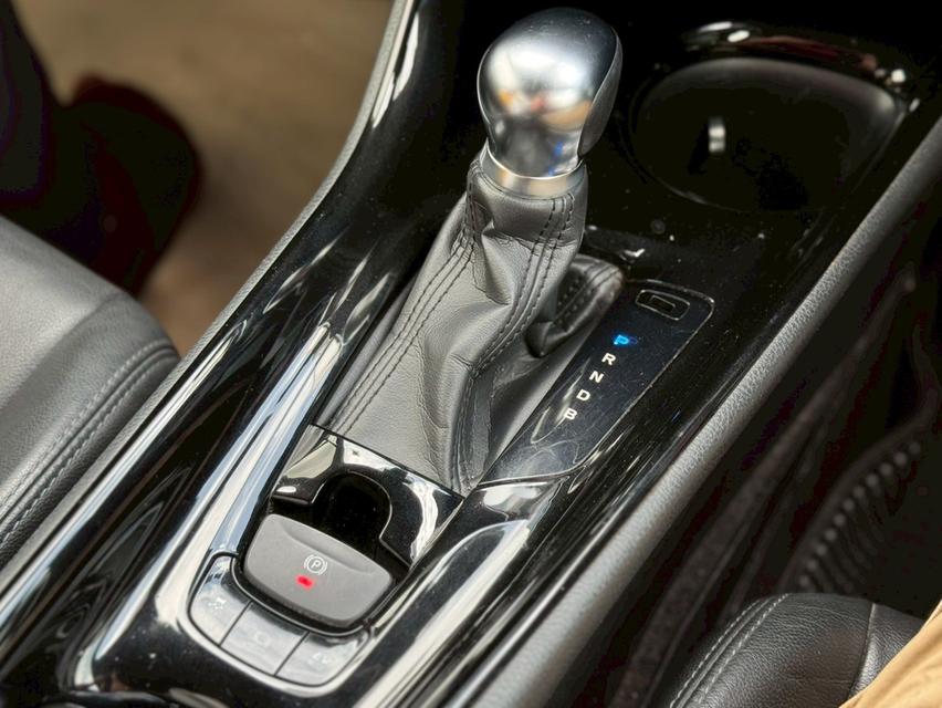 Toyota C-HR Hybrid  HV  TOP ปี 2018  สีเทา   ออโต้  สภาพเยี่ยม ป้ายแดง มือเดียว 18