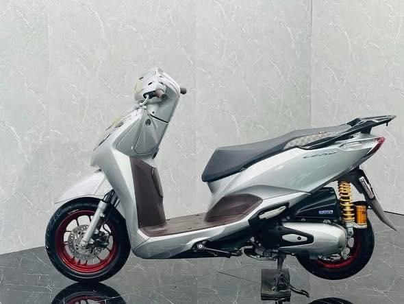 ฮอนด้าหลีด 125 ปี 2023 ระบบ 4 วาล์ว สีเทาเวียดนาม ตัดล้อแดง รถสวย แต่งคลีนๆ โช๊คโอลิน เอกสารครบ เล่มพร้อมโอน 8