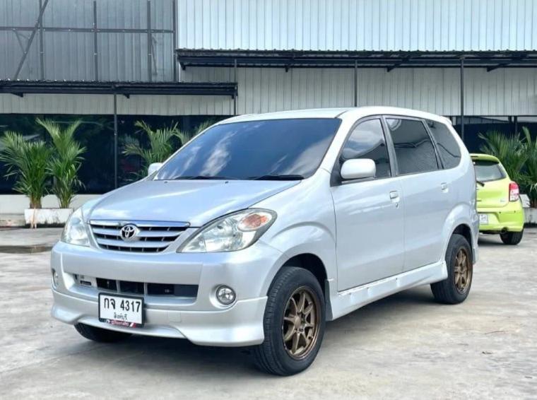 Toyota Avanza สีขาว