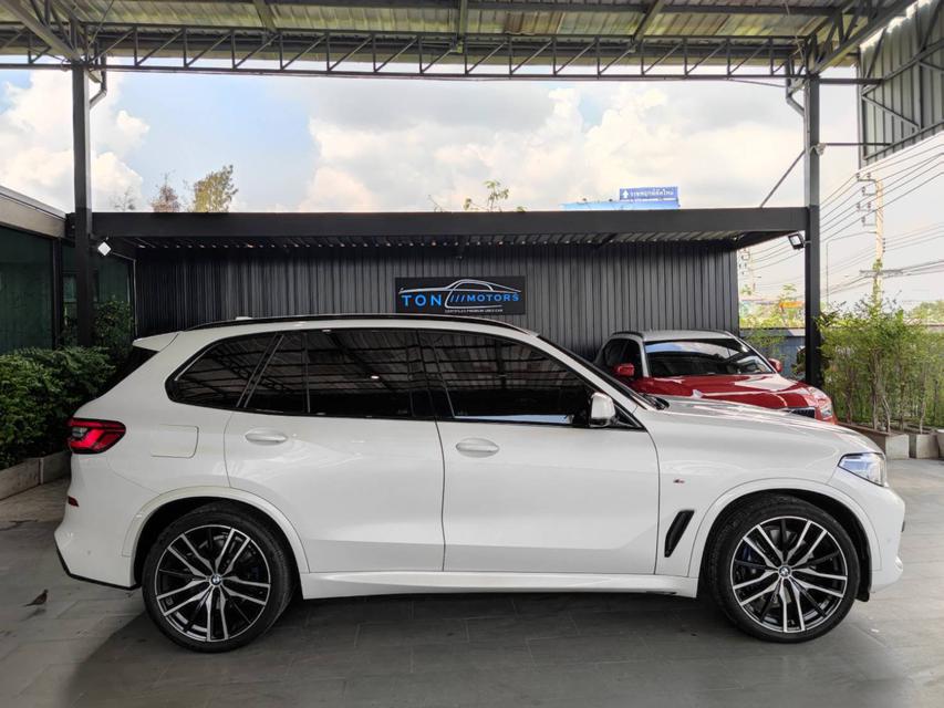 รูป 2020 BMW X5 xDrive30d M SPORT สีขาวเกียร์ออโต้ Topสุด  4