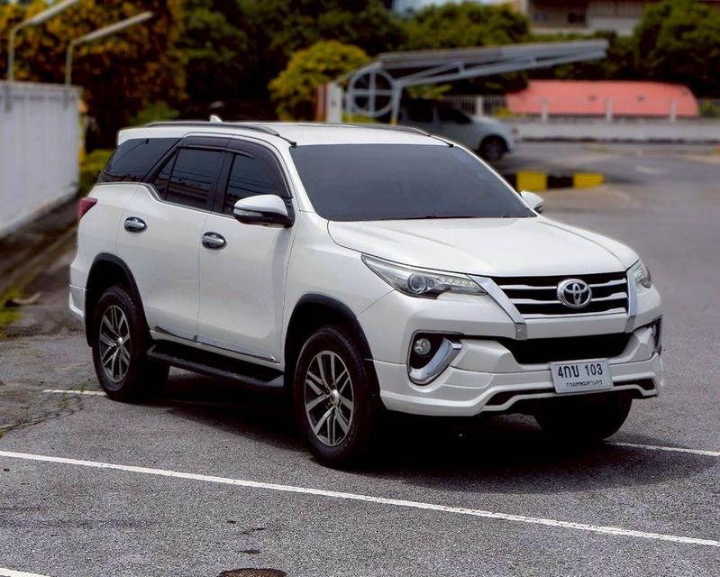 Toyota Fortuner 2.8 V เกียร์ออโต้ สีขาวมุก ปี 2015 3