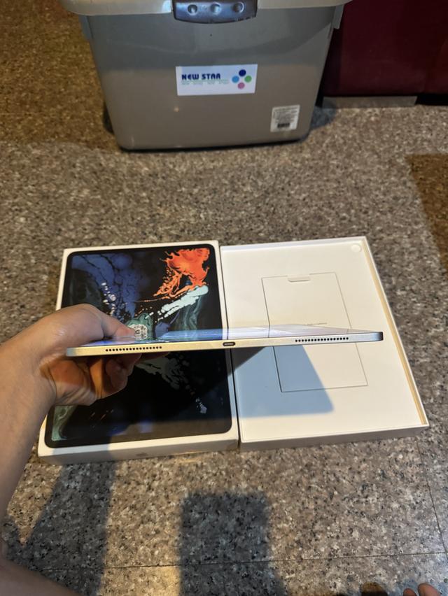 ขายๆๆๆถูกๆๆiPadPro12.9สีหายากSilver256กิ๊กWifi Only มีกล่องอีมี่ตรงใช้งานดีทุกๆฟังชั่นสูนTrueทุกๆฟังชั่นรีสโตได้ตลอดไม่มีติดไอคราว Model TH/A  สภาพ: 9 4
