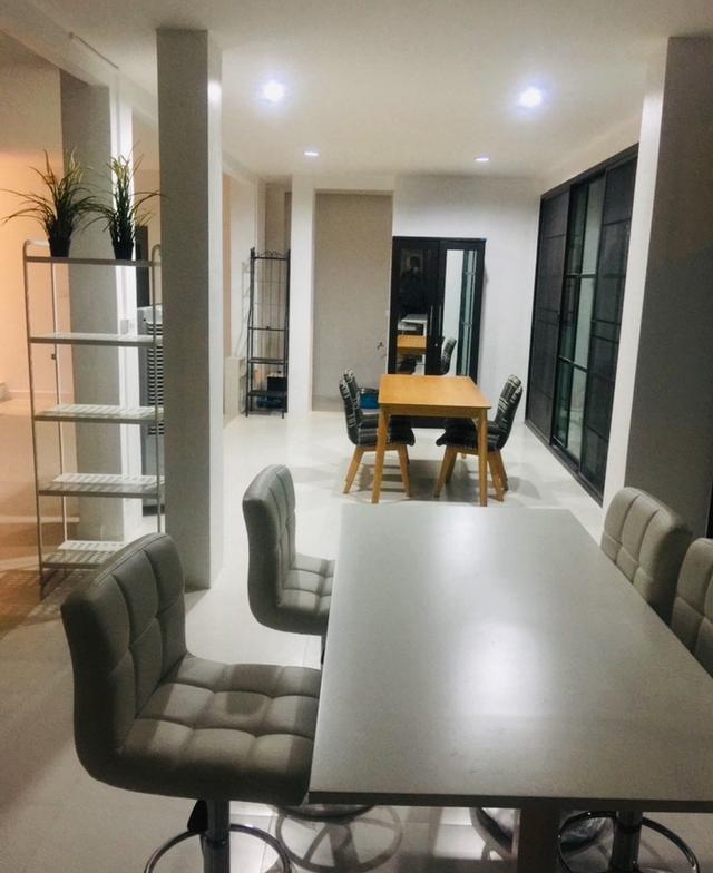 ประกาศขาย / ให้เช่า อาคารพาณิชย์ 2 คูหา หลังมุม ใกล้เมกาบางนา อาคารพาณิชย์ 3 ชั้นครึ่ง พร้อมห้องดาดฟ้า ขนาด 2 คูหา หลังมุม เนื้อที่ 46 ตารางวา พื้นที่ 5