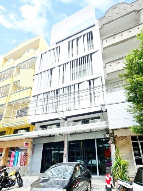 ใกล้รพ.พระนั่งเกล้า 1.4 กม.ขนาดใหญ่ 44 ตร.วา. 884 ตร.ม. พร้อมทำธุรกิจ MRTไทรม้า 250ม. 2คูหา อาคาร โชว์รูม ให้เช่า 5.5ชั้ 1