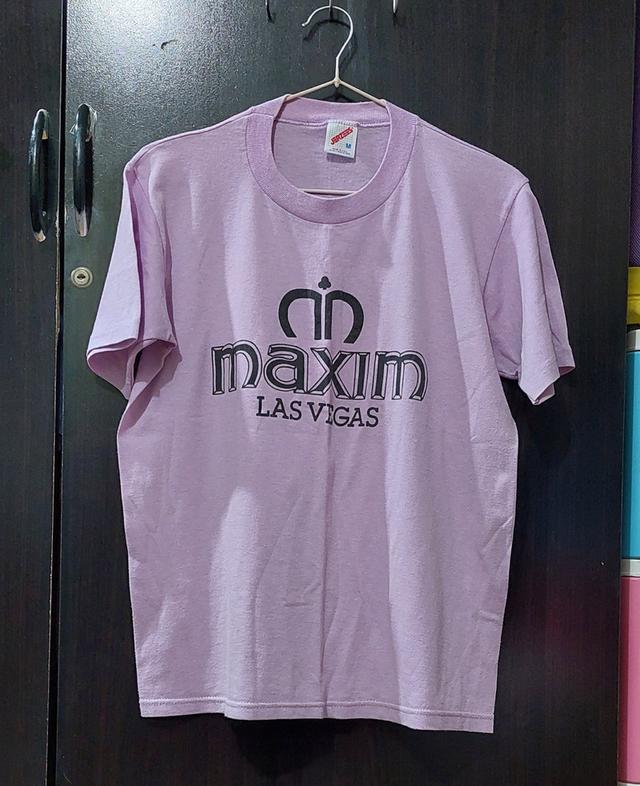 เสื้อยืดวินเทจลาย Maxim Las Vegas ซึ่งเป็นของที่ระลึกจากอดีตโรงแรมและคาสิโนชื่อดังในลาสเวกัส แบรนด์:เสื้อ Jerzees"ของแท้