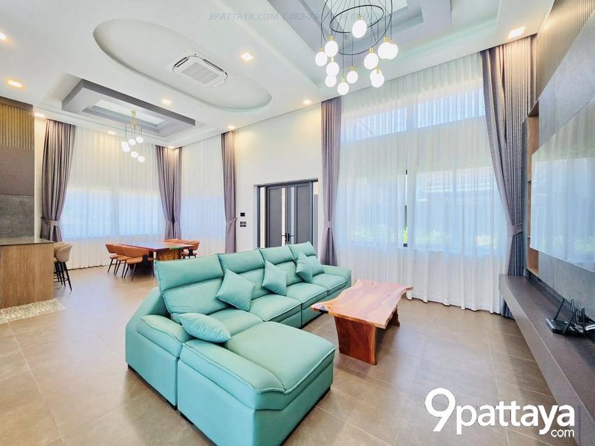 Mabprachan Pool Villa – บ้านหรูติดธรรมชาติ ใกล้อ่างมาบประชัน | Luxury Pool Villa Near Mabprachan Lake  3 ห้องนอน | 4 ห้องน้ำ • ห้องนั่งเล่น เพดานสูง 9