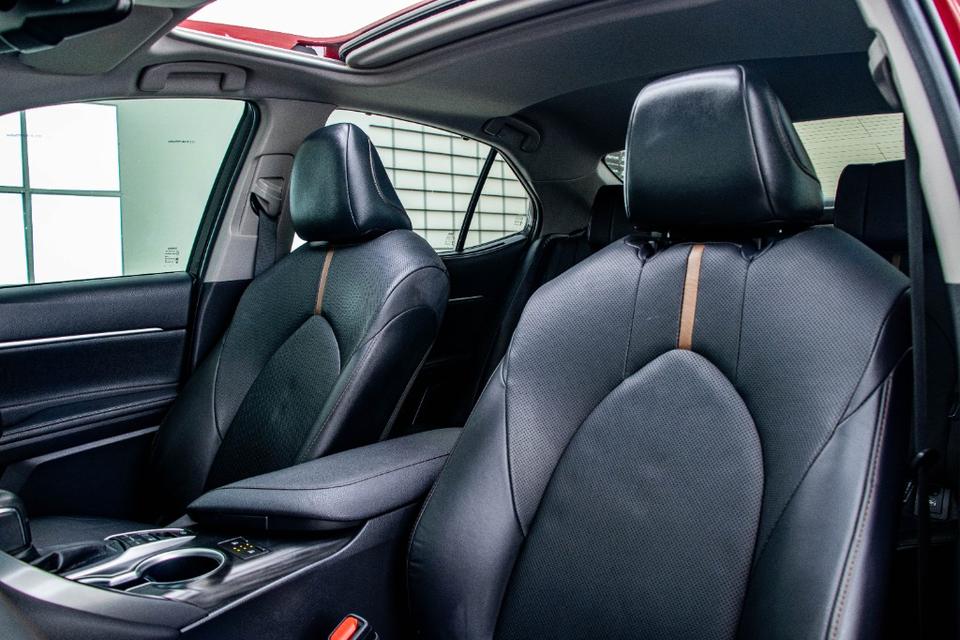 TOYOTA CAMRY 2.5 HEV PREMIUM LUXURYเกียร์ AT ปี 2022 สีแดงเลข​ไมล์  123,981 กมราคา 959,000 บาทโทร 0929699899 6B407 รูปที่ 14