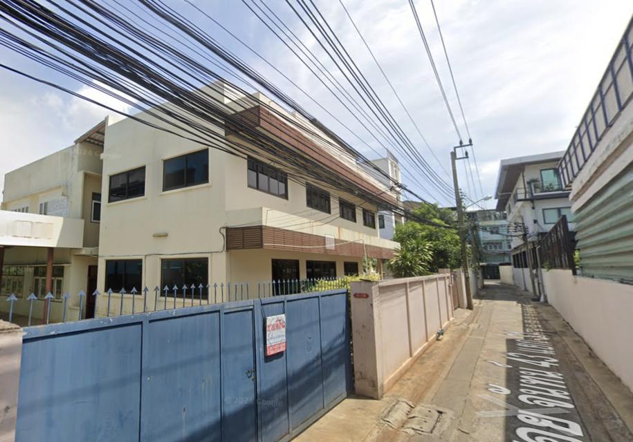 ขายที่ดินพร้อมสิ่งปลูกสร้าง  530 ตารางวา  ถนนจันทน์ 1
