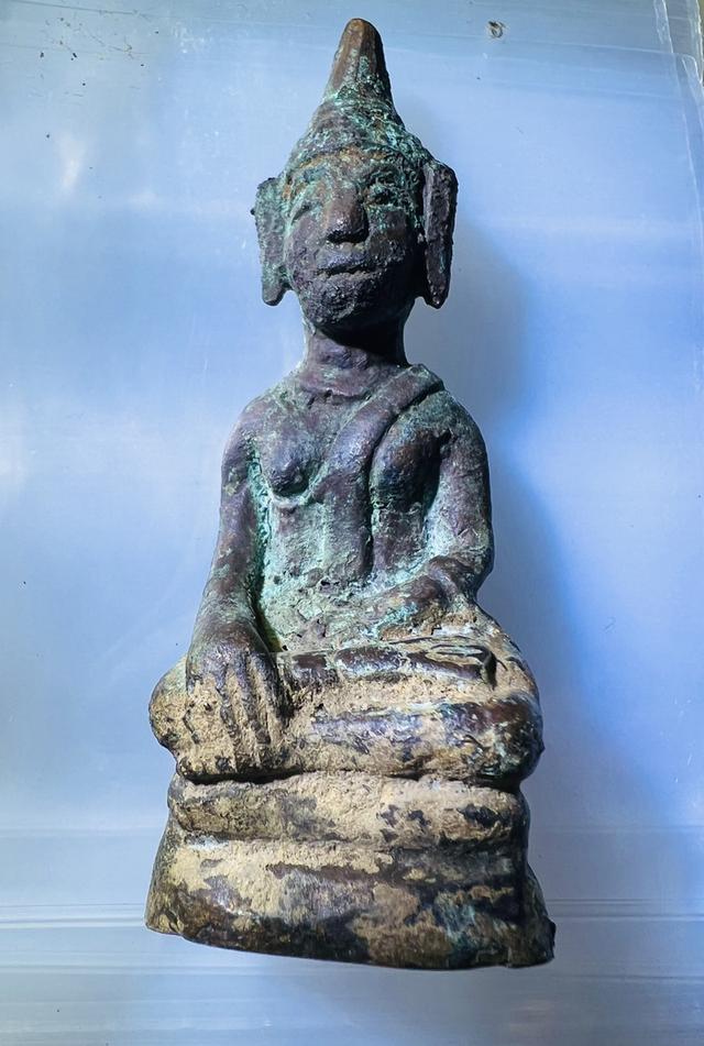 พระบูชาขนาดเล็กเป็นพระกรุเชียงรุ้งเนื้อสัมฤทธิ์