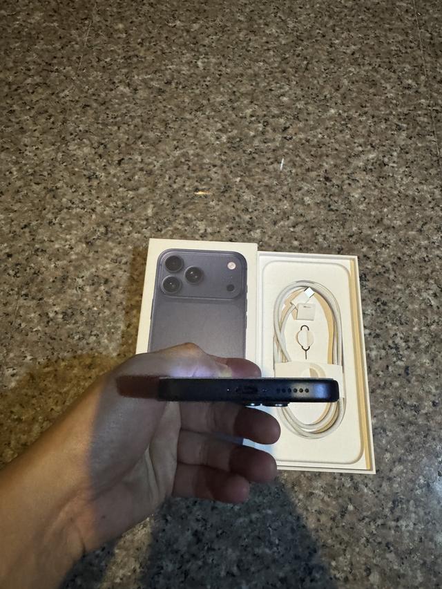 ขายๆๆๆถูกๆๆไอโฟน17ProMaxสีDeep Blue 256กิ๊กมีใบเสร็จครบๆเลยคับยกกล่องอีมี่ตรงอุปกรยังไม่ได้แกะสูนTrueสภาพสวยๆใช้งานปกติหมดทุกๆฟังชั่นเครื่องรีสโตได้ตล