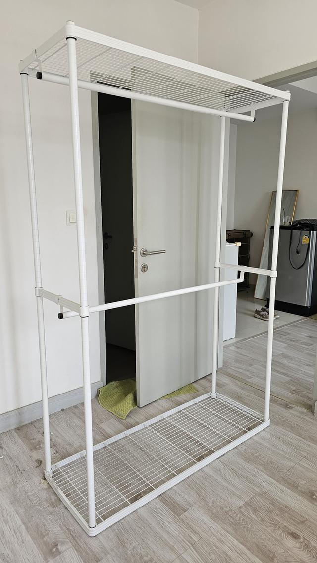 ขายเตียง Ikea 3 ฟุต, โต๊ะ, และราวแขวนผ้า มือสอง 5
