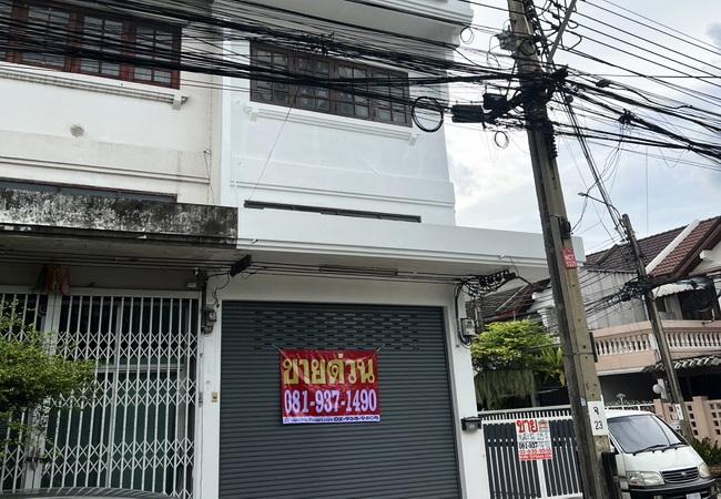 ขายอาคารพาณิชย์ หมู่บ้านสินธร แฮปปี้แลนด์ บางกะปิ กรุงเทพมหานคร เนื้อที่ 25.4 ตร.ว. 3 ชั้น 2 น้ำ 1