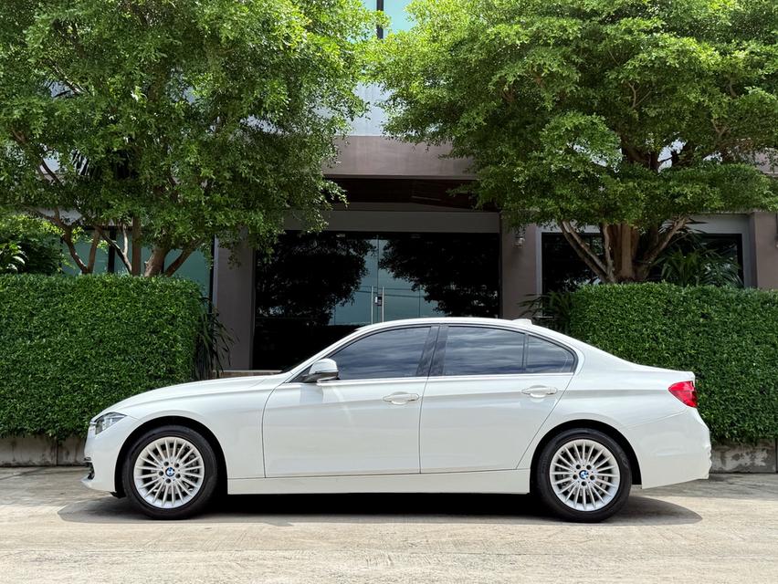 2019 BMW 320D F30 LCI รถมือเดียวออกป้ายแดง รถวิ่งน้อย เข้าศูนย์ตรงระยะ รถไม่เคยมีอุบัติเหตุครับ รูปที่ 5