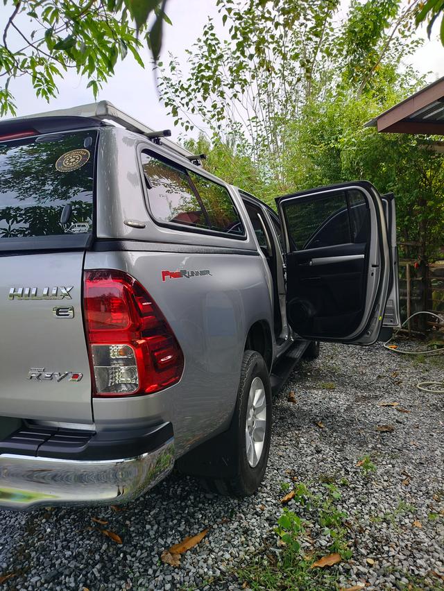 รถกระบะโตโยต้า รีโว่ 8