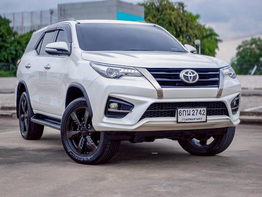 Toyota Fortuner 2.8 TRD เกียร์ออโต้ 4WD สีขาวมุก ปี 2017