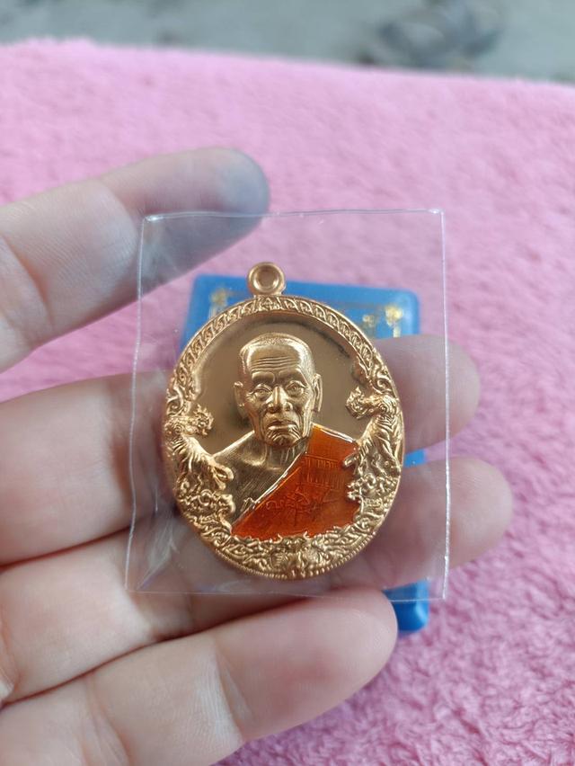 หลวงพ่อพัฒน์ ปุญฺญกาโม วัดห้วยด้วน จ.นครสวรรค์ รุ่นราชาพยัคฆ์ เนื้อสัตตะ ลงยาจีวร รายการที่ 16 ป๋อง (สุพรรณสร้าง) เลขโค้ต ๑๔๖๔๐๙ 4