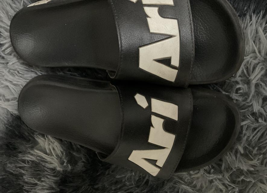 รองเท้ามือสองAri เเท้