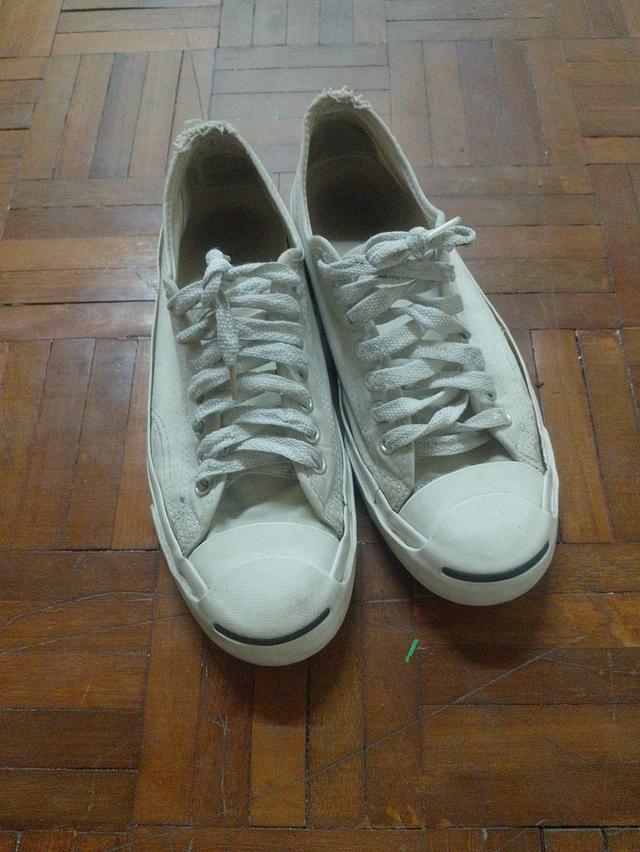 ในภาพคือ รองเท้าผ้าใบสีขาวแบบผ้าแคนวาส ลักษณะคล้าย Converse รุ่น Jack Purcell (จะมีเส้นโค้งเหมือนรอยยิ้มตรงหัวรองเท้า) เป็นรองเท้าลำลอง