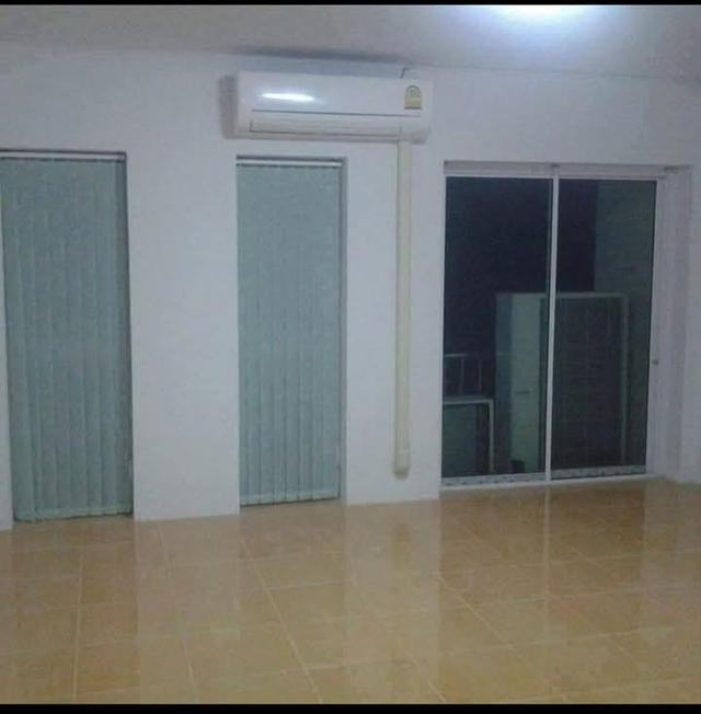 อาคารพาณิชย์ 3 ชั้น 3 ห้องนอน 4ห้องน้ำ พร้อมเครื่องปรับอากาศและอุปกรณ์ 16