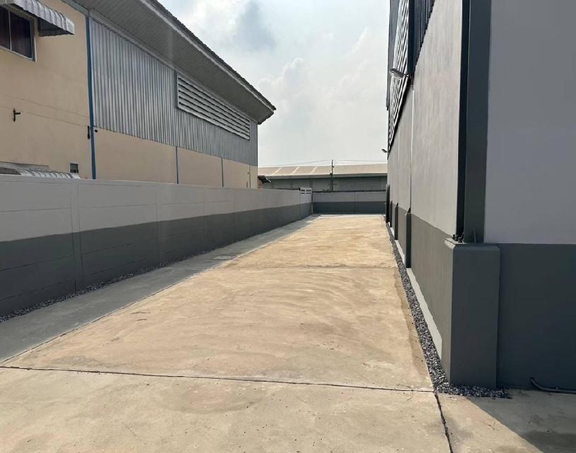 ให้เช่าโกดัง พร้อมสำนักงาน พื้นที่ใช้สอย 966 ตารางเมตร บนที่ดิน 500 ตารางวา / ทำเลอยู่ในซอย อบต หน้าไม้ / ห่างแยกนพวงศ์ 2 กิโลเมตร ลาดหลุมแก้ว 4