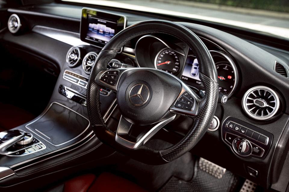 Benz GLC250 4MATIC Coupe AMG Dynamic 4WD SUV ปี 2018 สีดำ มือเดียวป้ายแดง 12