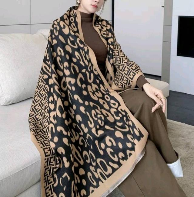 ผ้าคลุมไหล่Fendi 13