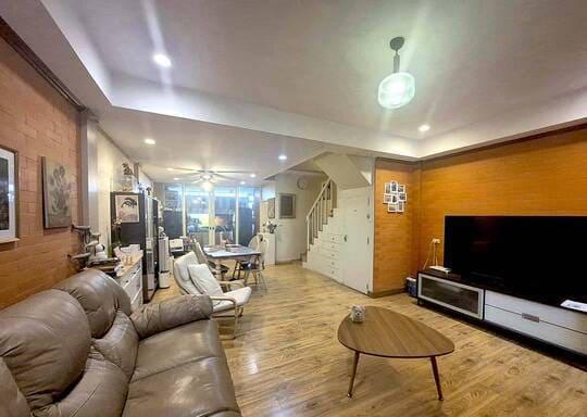 ขายทาวน์โฮม 3 ชั้น หลังกลางสว่าง สดใส พื้นที่ 21 ตร.วา 4 ห้องนอน 3 ห้องน้ำ 2 ที่จอดรถ 5