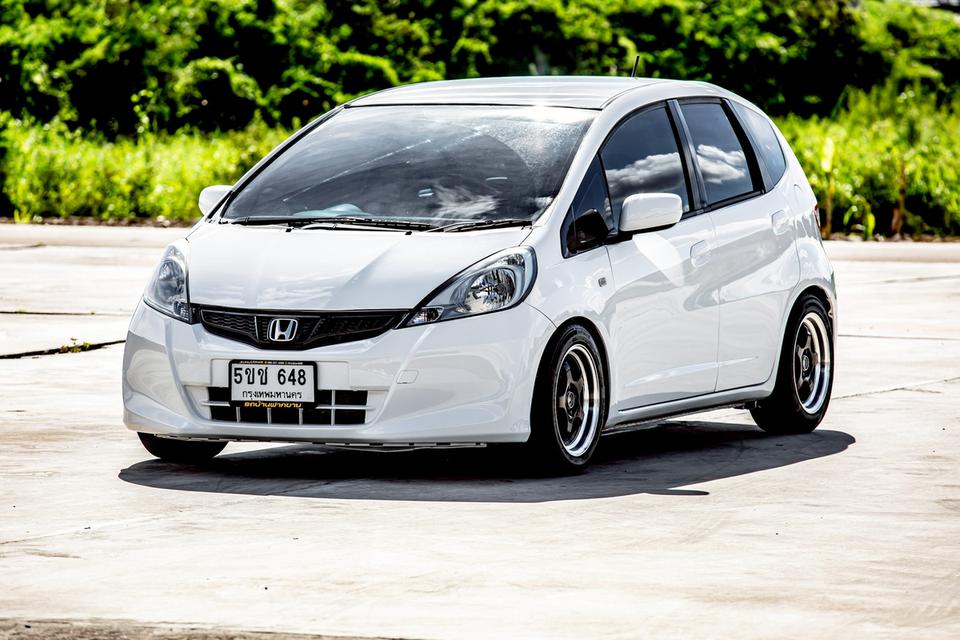 Honda Jazz 1.5 V ปี 2013 AT สีขาว สวยสภาพดี