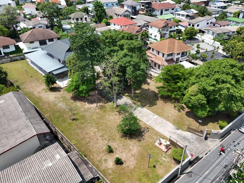 สุดคุ้มด่วน บ้านพร้อมที่ดินใหญ่ 595 ตรว. ถนนงามวงศ์วาน 23 แยก 15 ติดถนนใกล้ทางด่วน