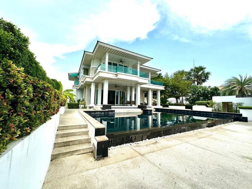 ขายบ้านเดี่ยวหรู 2 ชั้น ติดทะเล – บางเสร่ • ขนาดที่ดิน 438 ตารางวา คฤหาสน์ส่วนตัวริมทะเล บรรยากาศเงียบสงบ เป็นส่วนตัวสูง เหมาะสำหรับอยู่อาศัยระดับอัลต 8